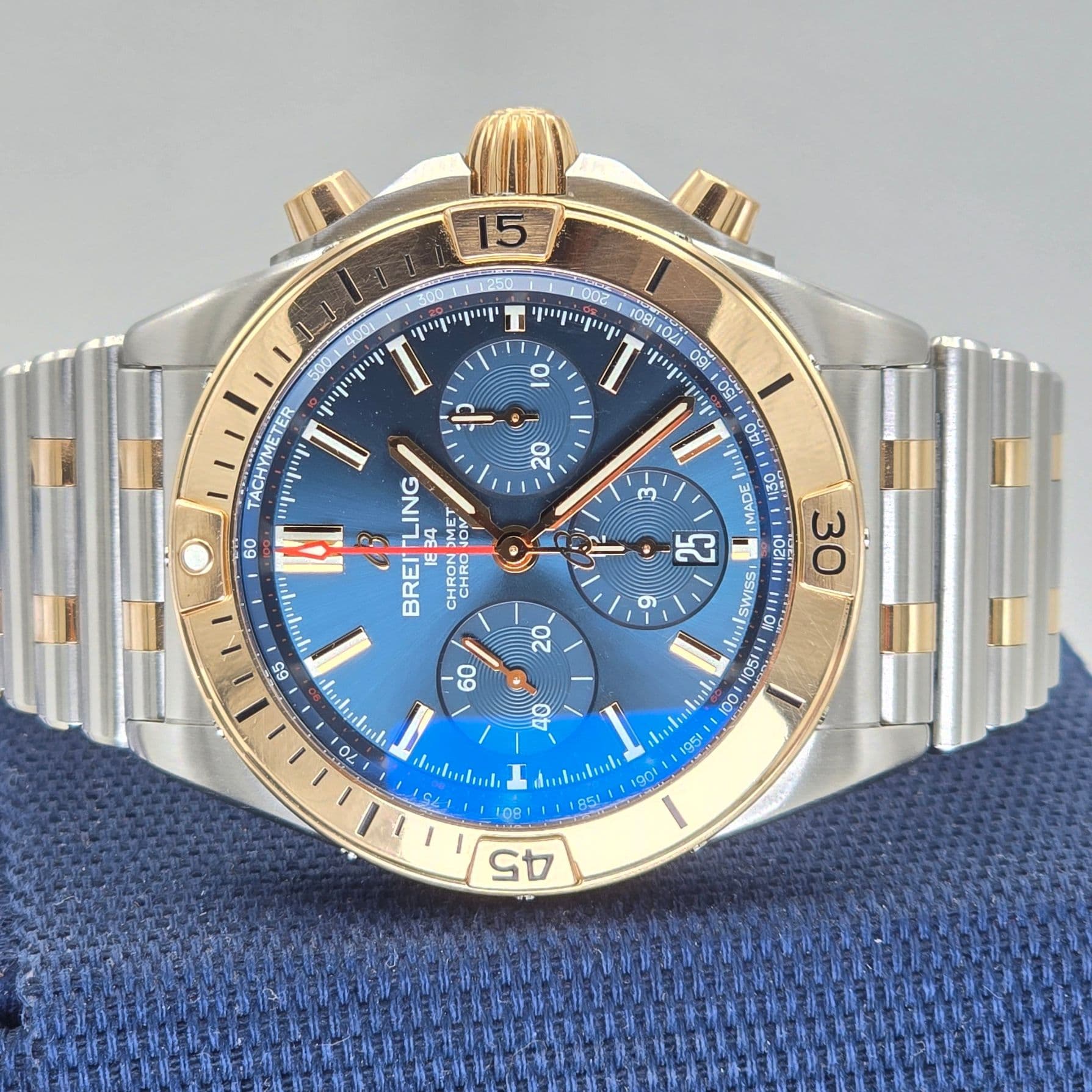 Breitling Chronomat B01 42 Ref. UB134101C1U1 op Steel/Rose Gold Sunray Blue Dial – 5