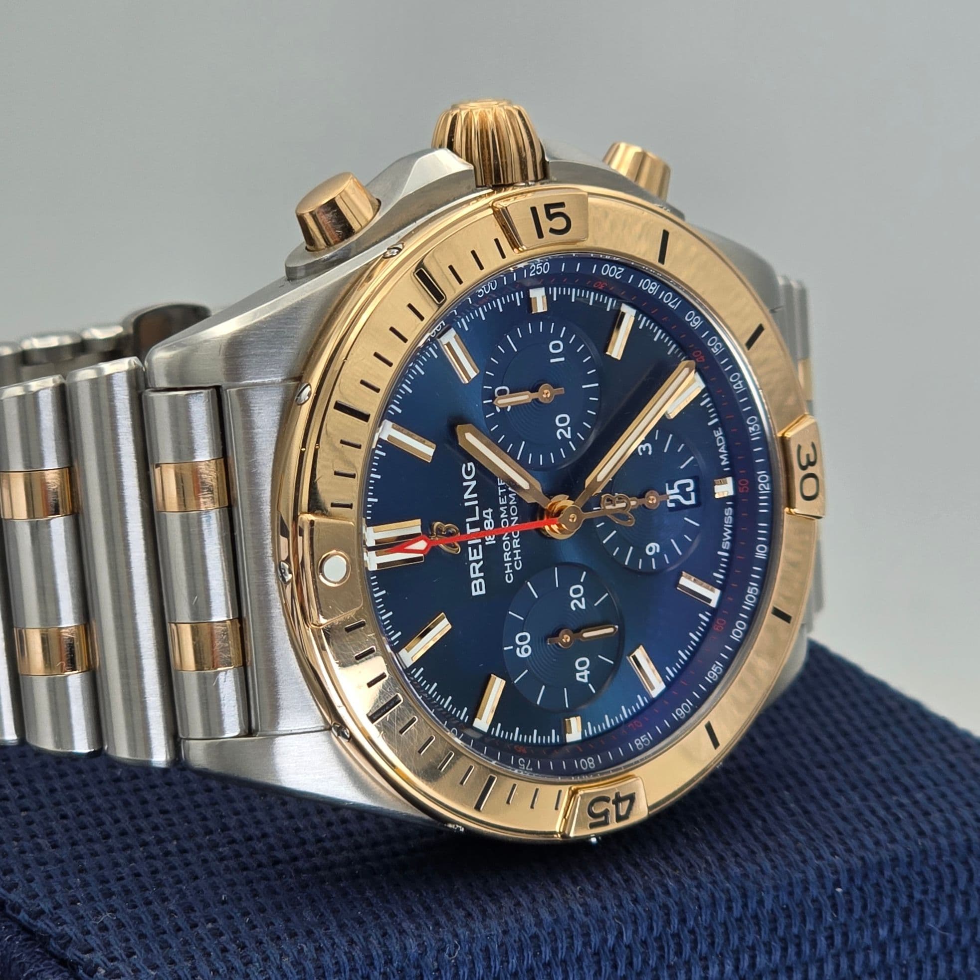 Breitling Chronomat B01 42 Ref. UB134101C1U1 op Steel/Rose Gold Sunray Blue Dial – 6